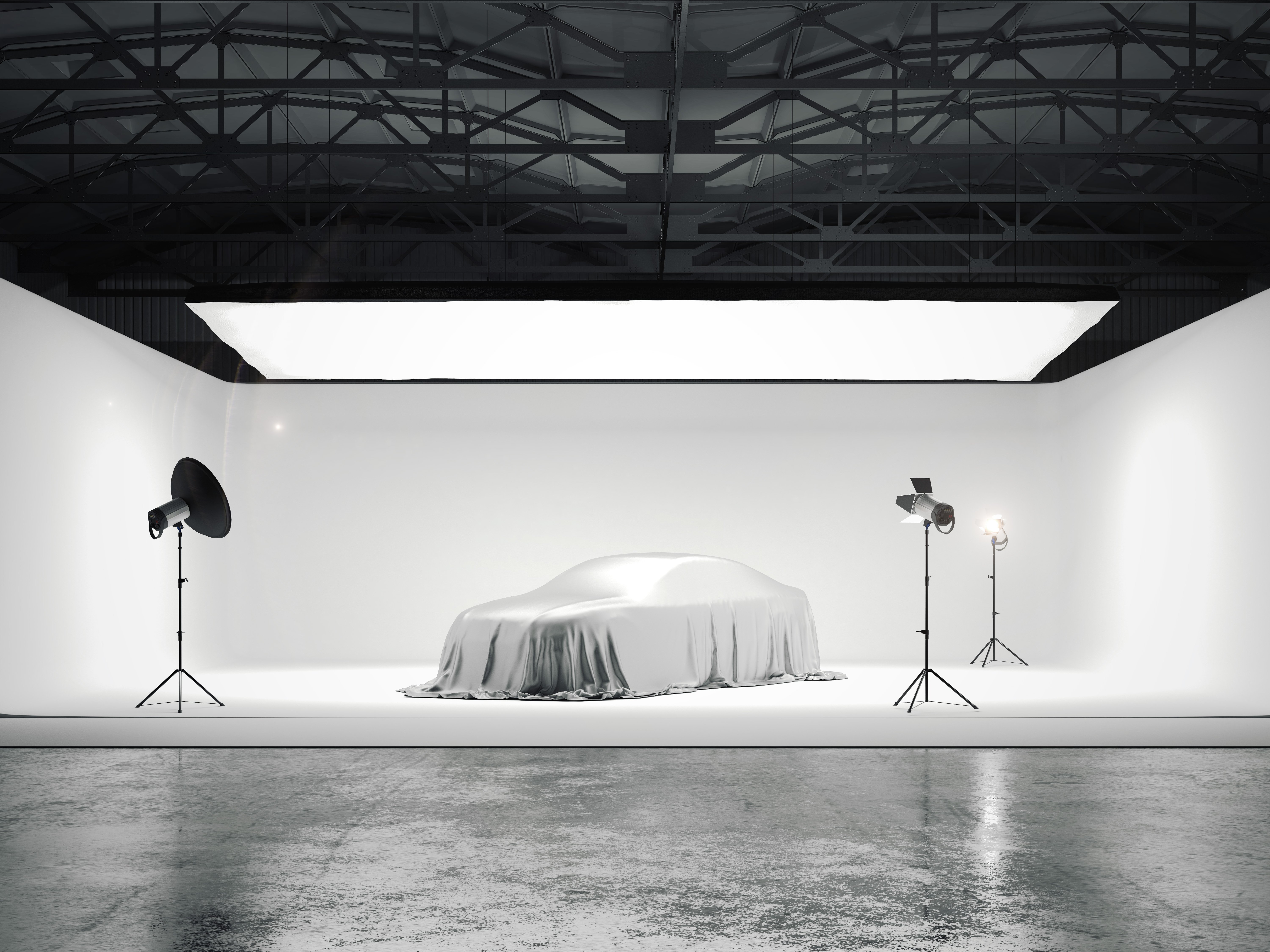 Duże studio fotograficzne z samochodem i kilkoma źródłami światła