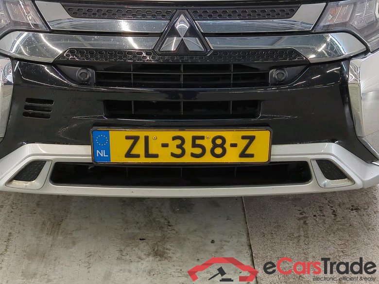 Mitsubishi Outlander '15 Mitsubishi Outlander PHEV Instyle 5d #5