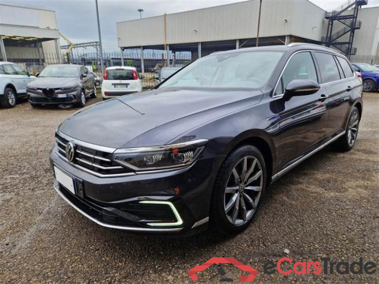 Volkswagen 14 VOLKSWAGEN PASSAT / 2019 / 5P / STATION WAGON VAR. 1.4 PLUG IN HYBRID GTE DSG