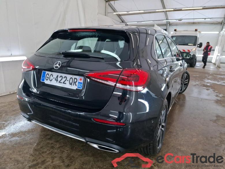 MERCEDES-BENZ Classe A Compact / 2018 / 5P / Berline A 250 e Progressive Line 8G-DCT #3