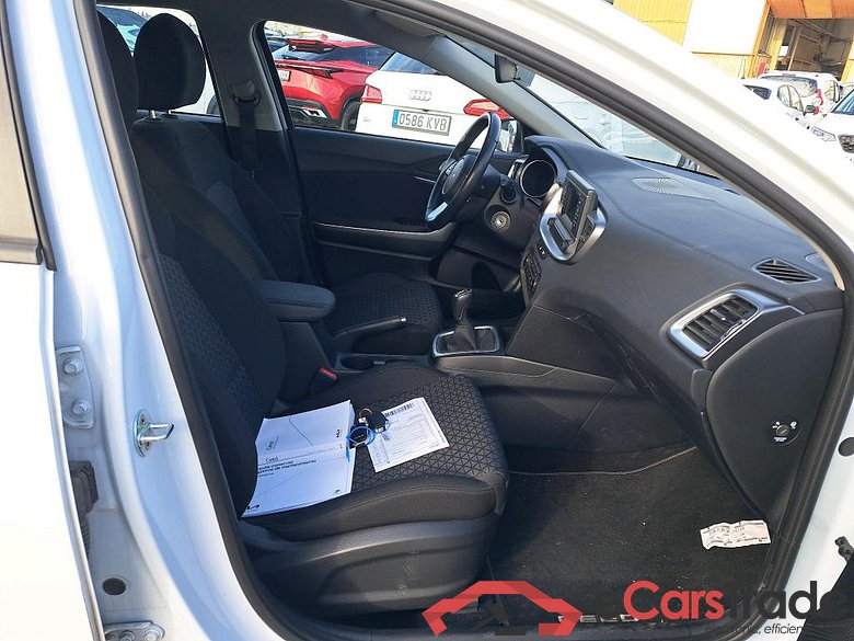 KIA Ceed / 2021 / 5P / berlina con portón 1.0 T-GDi 74kW (100CV) Concept #6