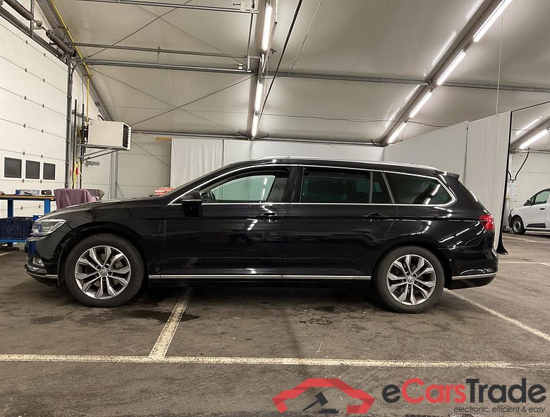 Volkswagen Passat 1.6 TDI Highline Aut. Pano LED-Matrix ACC Navi Sport-Leather KeylessGo Klima PDC ... #2