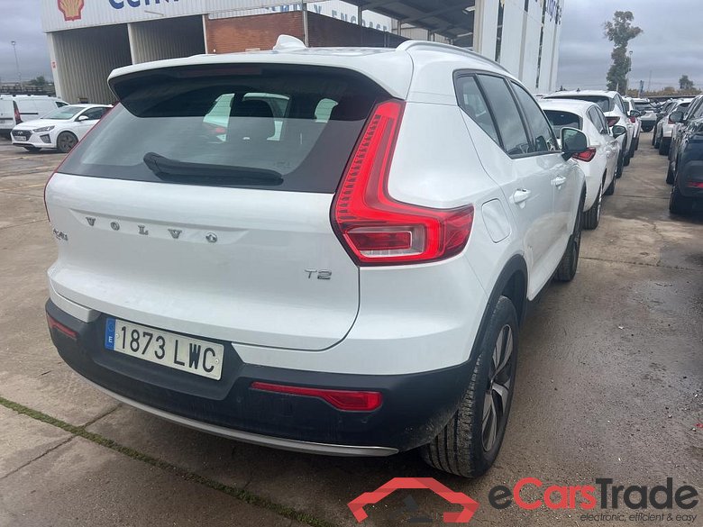 VOLVO XC40 / 2017 / 5P / todoterreno 1.5 T2 Momentum Pro Auto #2
