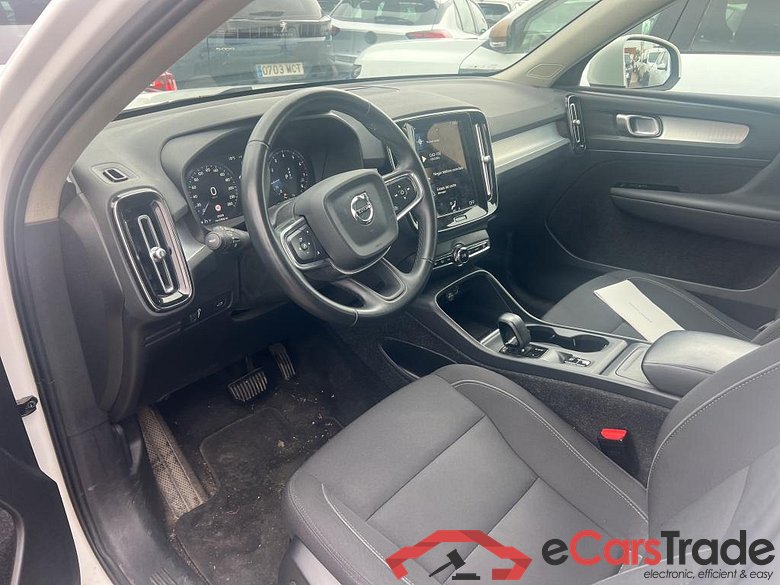 VOLVO XC40 / 2017 / 5P / todoterreno 1.5 T2 Momentum Pro Auto #3