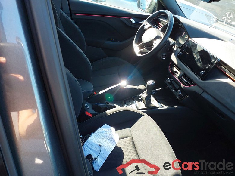 SKODA Kamiq 1.5 TSI 110kW (150CV) Manual 6 vel Design(Pano + Winterpack) #3