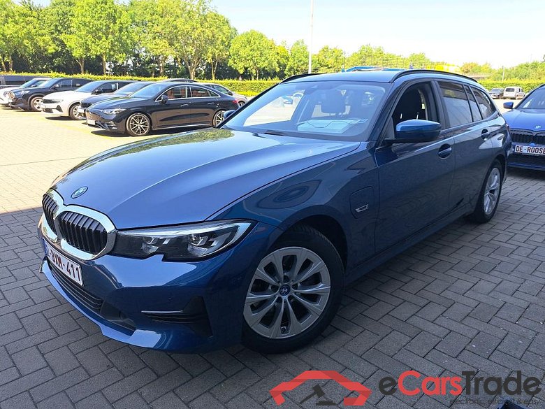 BMW - BMW 3 TOURING 320e 204PK Business Edition With Climatic & Navigation & Cruise Control & Park Sensors Front & Rear * HYBRID *